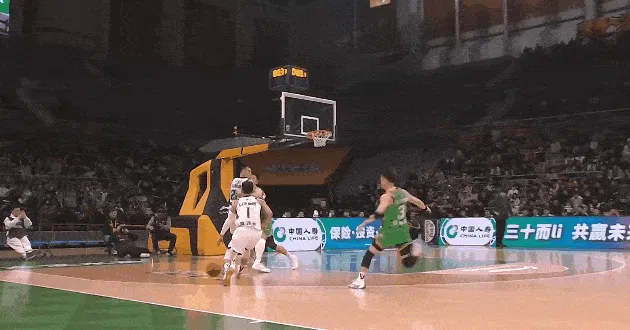 高诗岩3秒全场一条龙压哨上篮打进，杨鸣一脸无奈