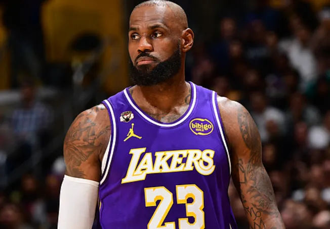 开云体育-詹姆斯目前出战29分钟,投篮10中2得到7分2篮板9助攻7失误